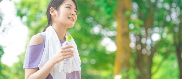 運動する女性