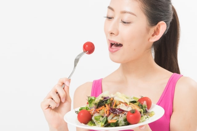 脂質制限中にサラダを食べる女性