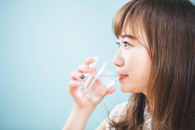 ダイエット中に水を飲む女性