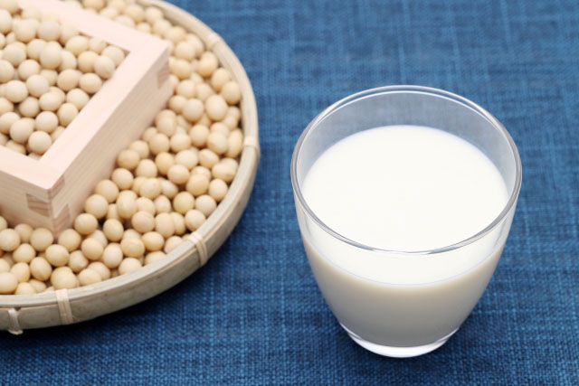 豆乳の効果とは？毎日飲むのは危険？飲み過ぎのリスクや適切な摂取量を解説