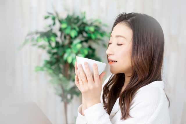 脂肪燃焼スープを飲む女性