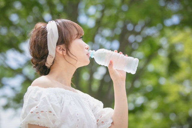 水ダイエット中の女性