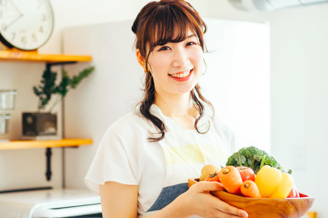 野菜を料理する女性