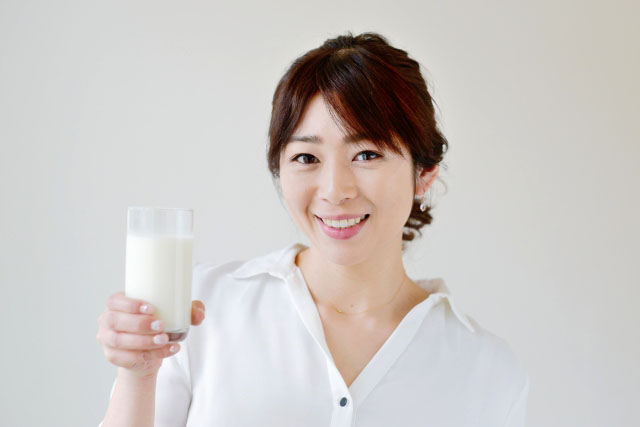 ライスミルクを飲む女性