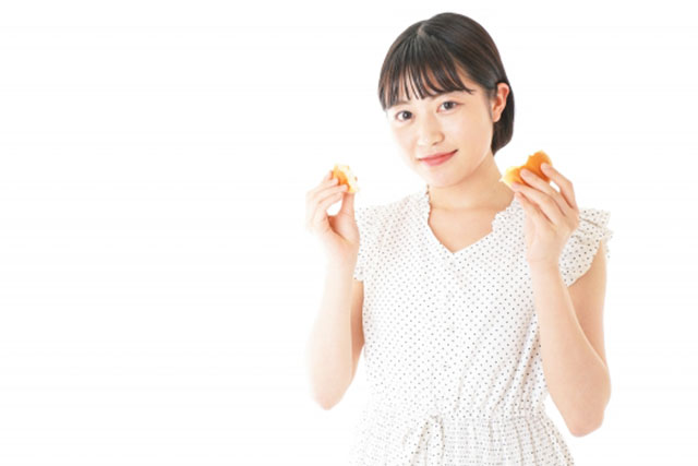 糖質制限ダイエット中にパンを食べる女性