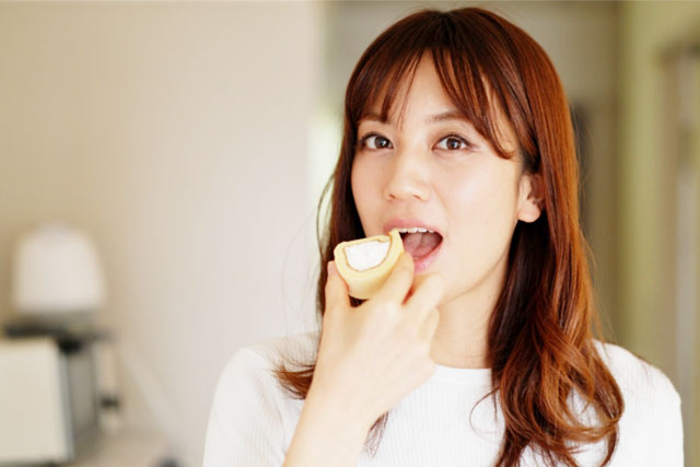 糖質制限ダイエット中におやつを食べる女性