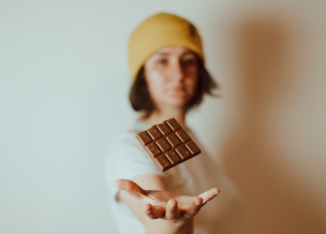 チョコレートを持つ女性